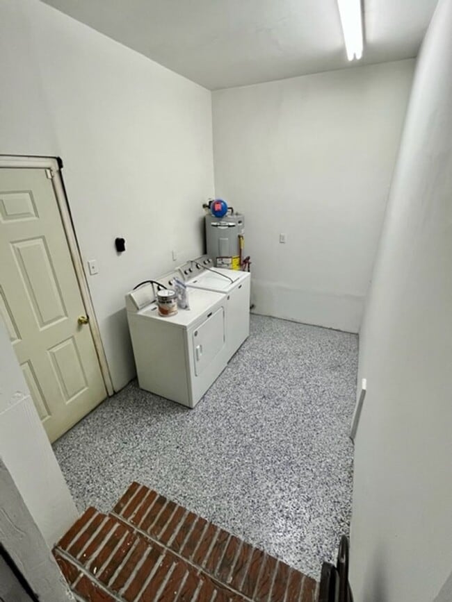 Building Photo - Rental Avail in Montclair!