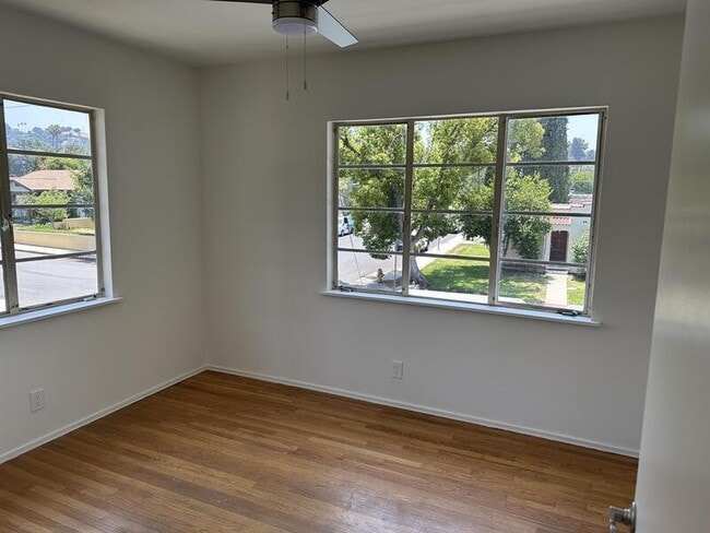 Building Photo - 1843 1/2 Linda Rosa Avenue