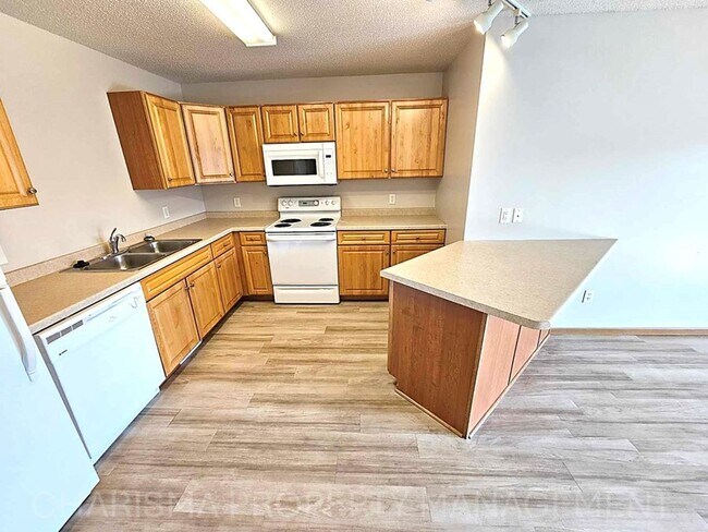 Building Photo - 2 BD, BOTTOM LEVEL, NO STEPS, IN UNIT WASH...