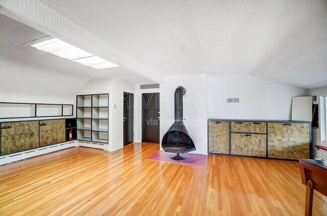 Building Photo - 2881 Observatory Ave