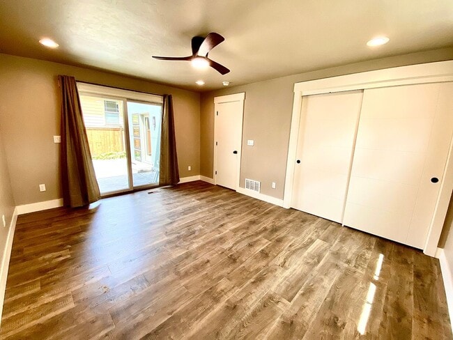 Building Photo - 13THTOWNHOME