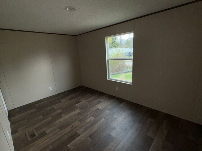 Building Photo - Nice 2 bedroom, 2 bath Mobile Home