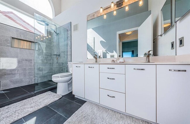 Building Photo - 6151 Bahia Del Mar Blvd S