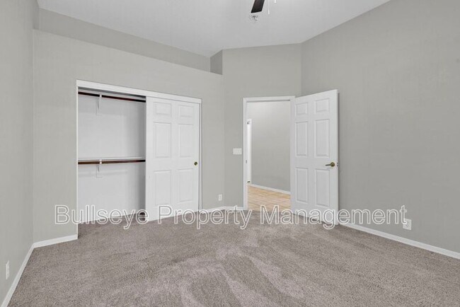 Building Photo - 1550 N Robin Ln