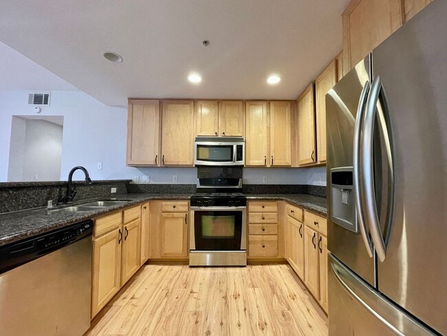 Building Photo - Beautiful Upscale and Modern 2 Bedroom 2 B...