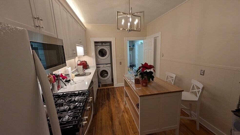 Building Photo - 54 Saxton St