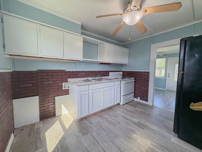Building Photo - 2 Bedroom 1 Bathroom Home- No Pets