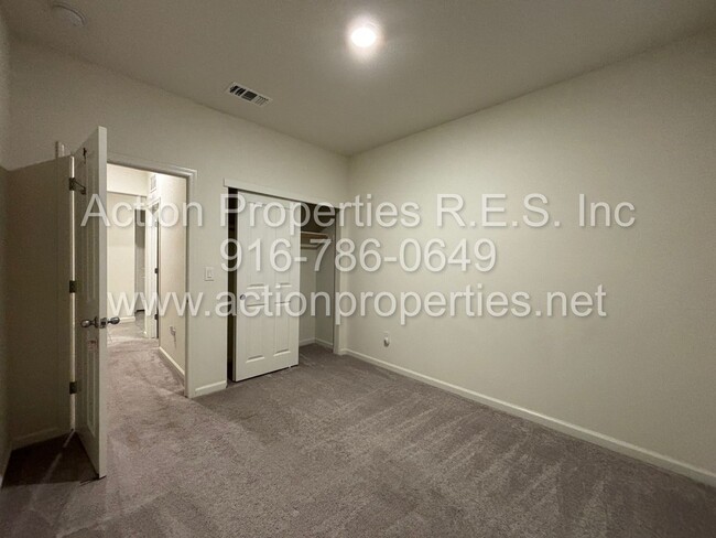 Building Photo - West Roseville - Solar - 4 Bed, 2 Bath - Q...