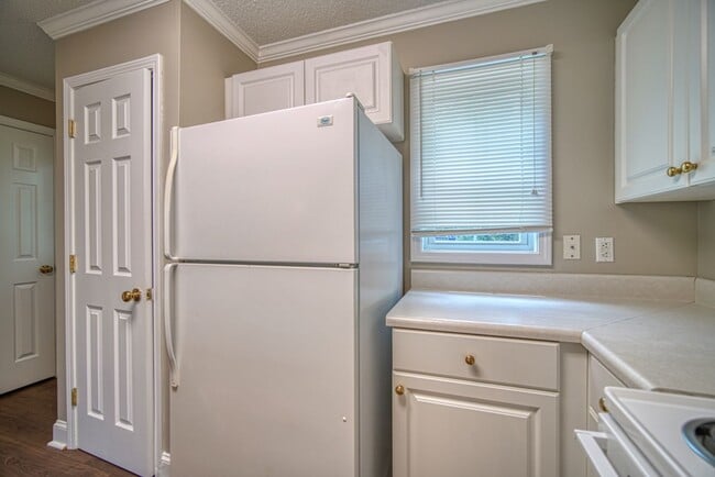 Building Photo - Freshly Renovated 2 BR, 2.5 BA Townhome Ce...