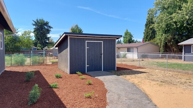 Building Photo - 632 N 4th St