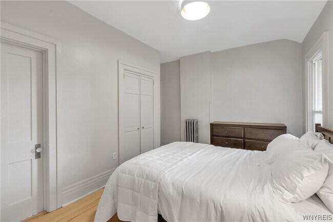 Building Photo - 617 Niagara St