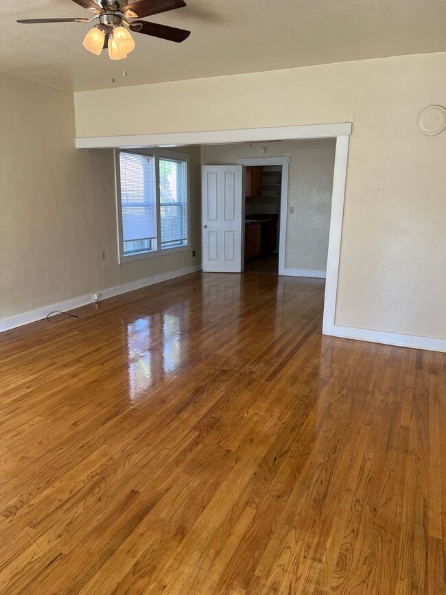 Building Photo - 2 Bedroom 1 Bath House For Rent!