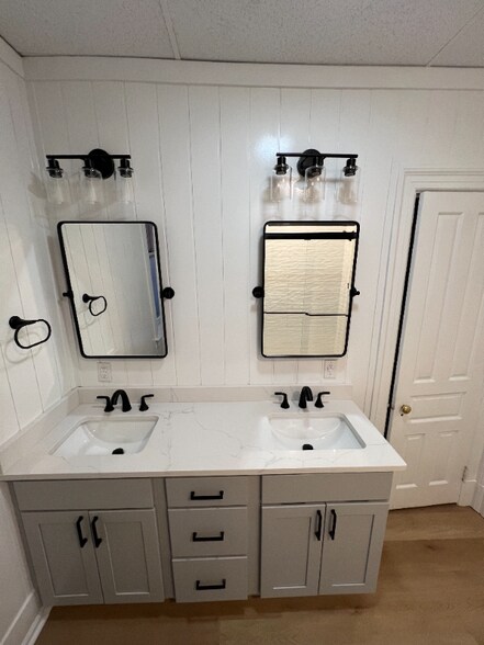 Building Photo - 125 N George St