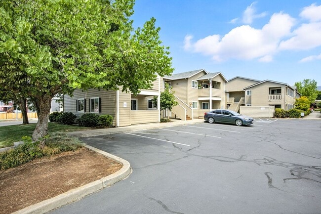 Building Photo - Comfortable 2-Bedroom Apartment in Desirable East Medford