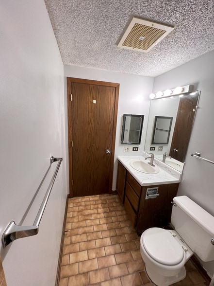 Building Photo - 123 N Locust St