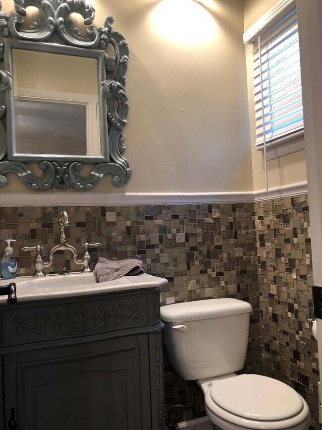 Building Photo - GORGEOUS HOME IN ARAGONA!