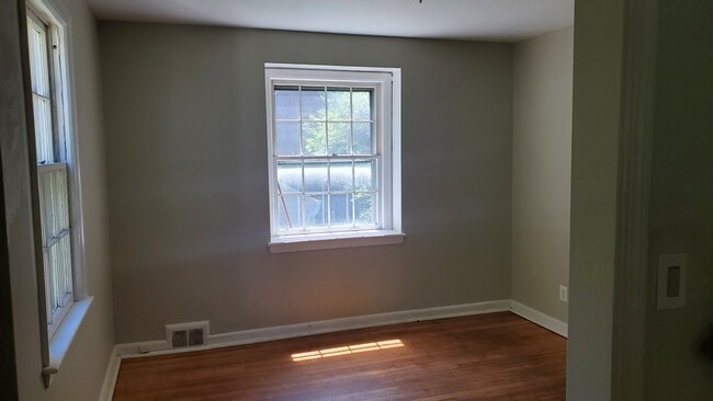 Building Photo - 9606 Cedar Ln