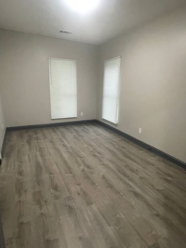 Building Photo - Newly Fully Renovated 3 bedroom 2 bath hom...