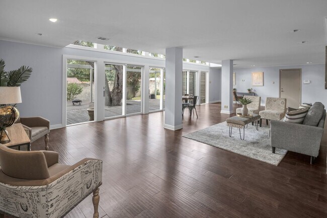 Building Photo - CHARMING 5 BDRM HOME IN CASTLE HILLS!!