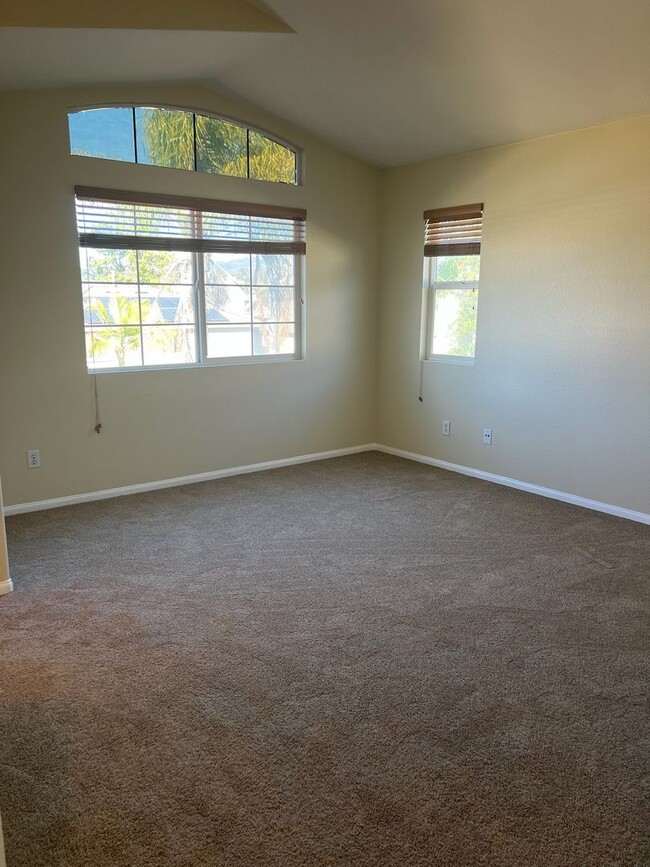 Building Photo - Eastlake Beauty 3 bedroom, 2.5 Bath