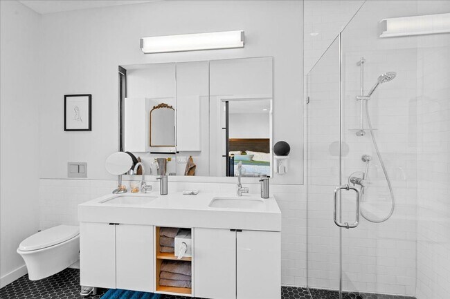 Building Photo - Stunning Penthouse w/ Private Terrace & Pa...