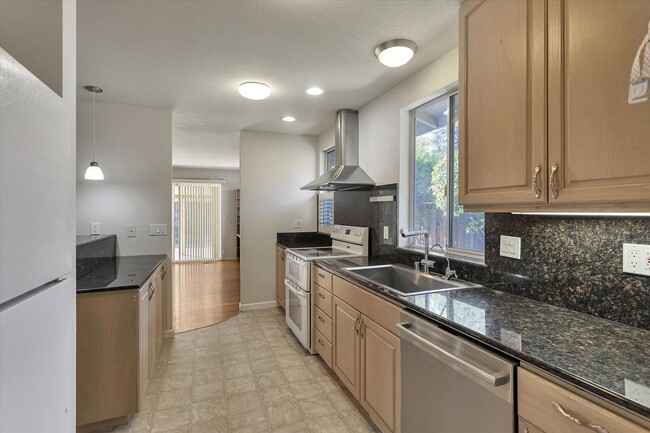 Building Photo - Tons of Space l Great Schools l Prime Sili...