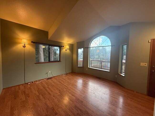 Building Photo - 3 BED 2.5 BATH WITH DAYLIGHT BASEMENT & BONUS ROOM - SPACIOUS CORNER LOT