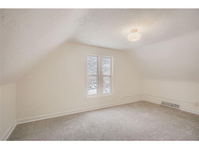 Building Photo - 84 Isabel St W