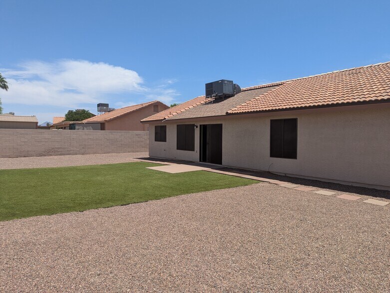 Building Photo - 5460 E Emerald Ave