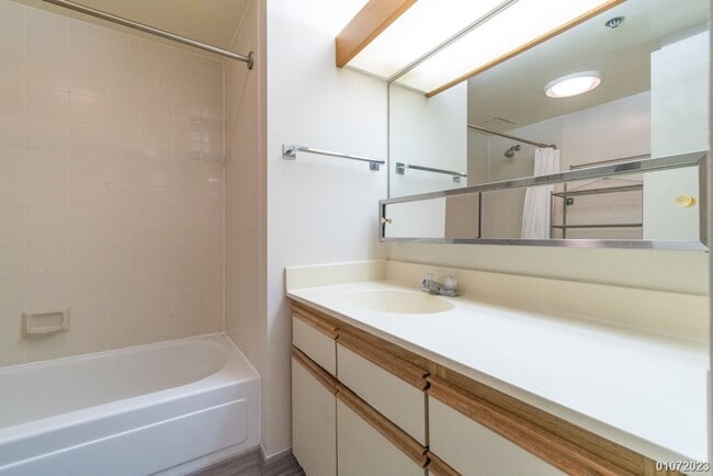 Building Photo - 1BR/1BA/1 parking in Royal Capitol Plaza.