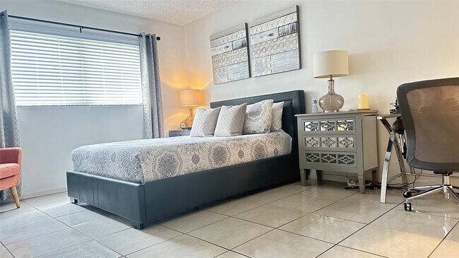 Building Photo - 4046 NW 19th St