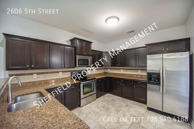 Building Photo - 2606 5 St