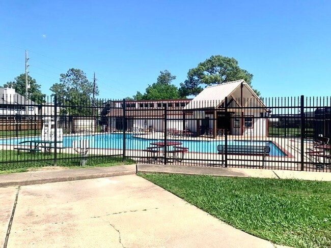 Building Photo - 13815 Glade Hollow Dr
