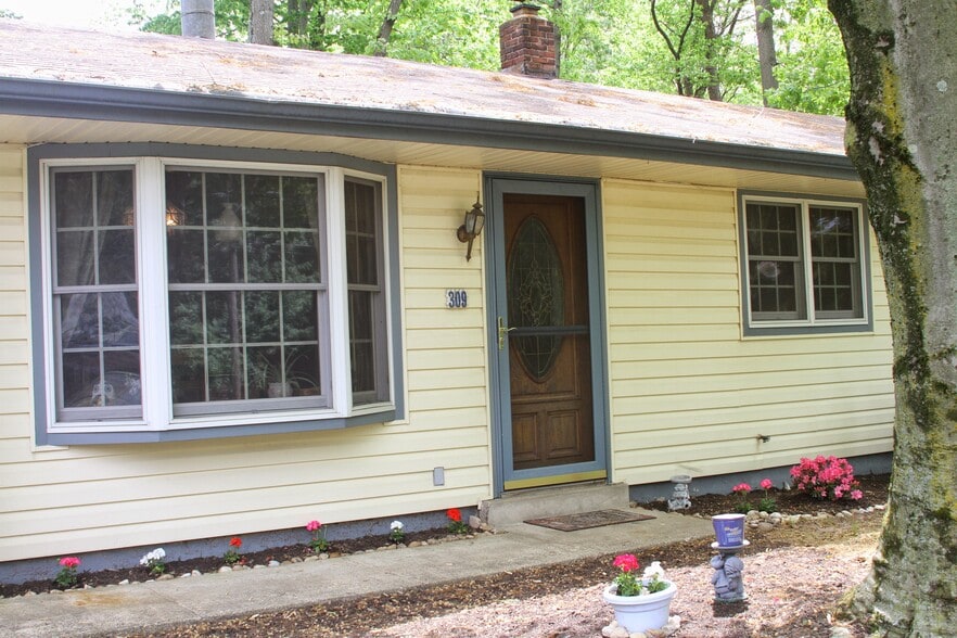 Building Photo - 309 Cedar Ln