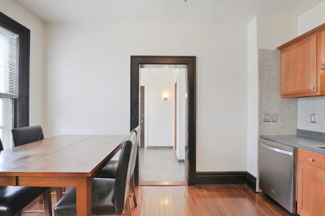 Building Photo - 4 Bedroom , 2 Bath Newly Renovated Townhou...