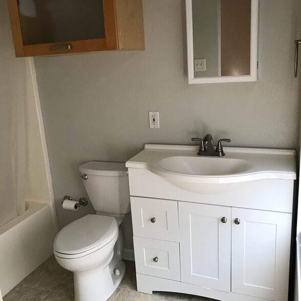 Full bath upstairs - 1547 Nicholson Dr
