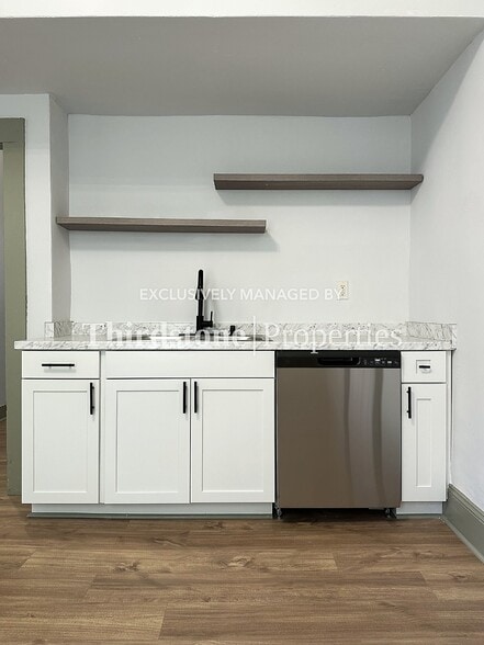 Building Photo - 210 E 9th St