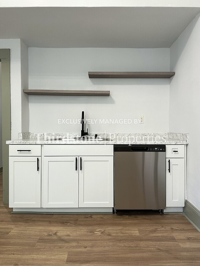 Building Photo - 210 E 9th St