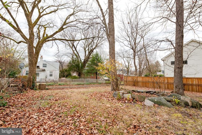 Building Photo - 4914 Crescent St
