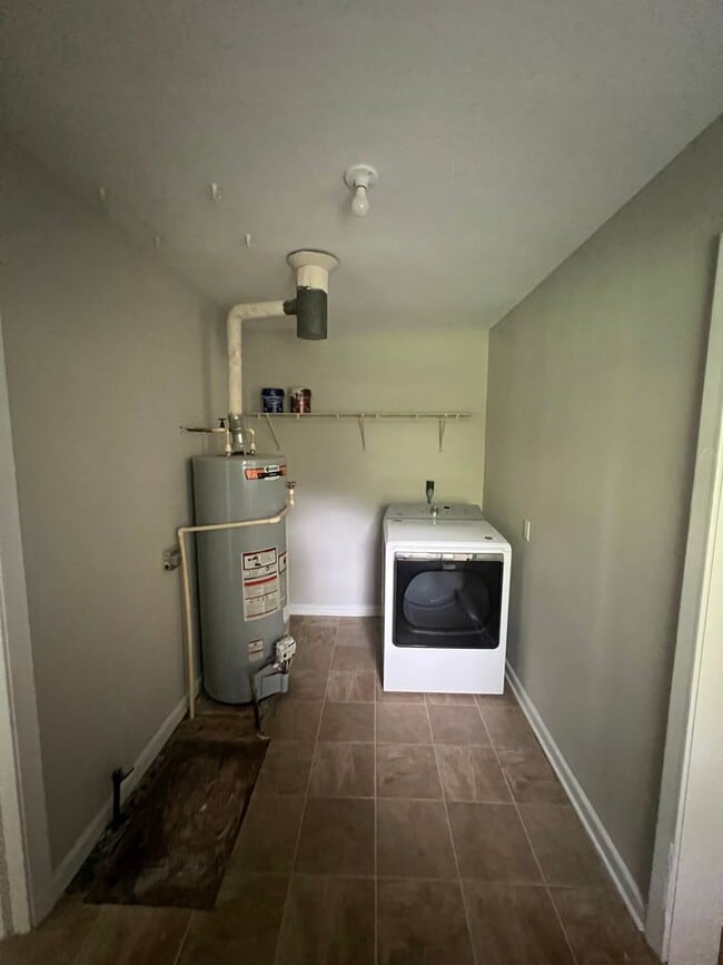 Building Photo - Very Spacious 3 bdrm/1 bth House Located in Henrico's West End!!