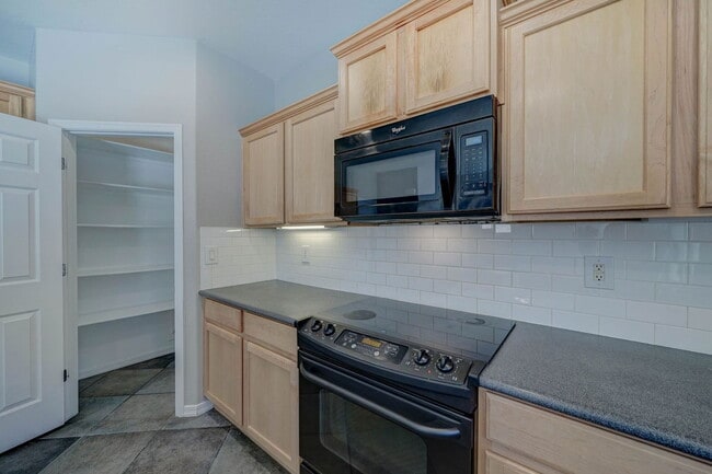 Building Photo - 2143 W Marconi Ave