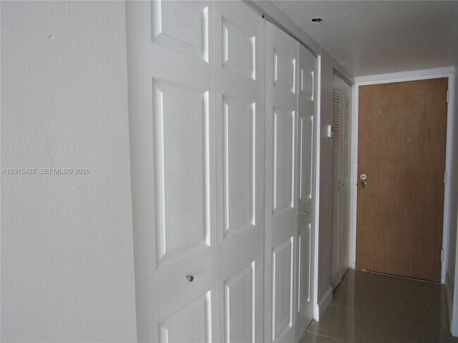 Building Photo - 7601 E Treasure Dr