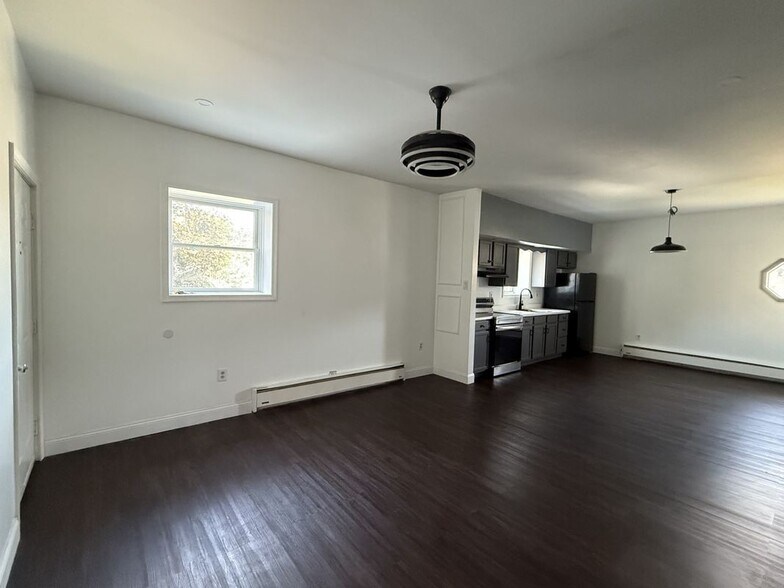 Primary Photo - 132 E Main St