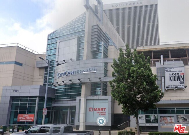 Building Photo - 517 S Kenmore Ave