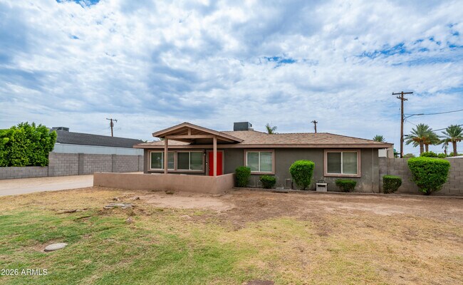 Building Photo - 717 E Palmaire Ave