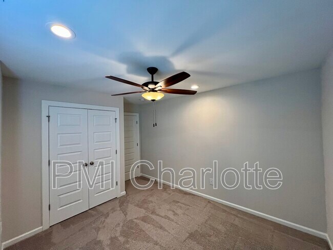 Building Photo - 1135 Overlake Dr