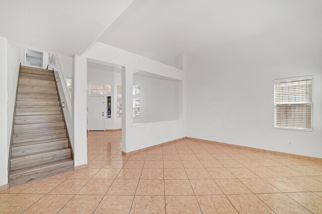 Building Photo - Beautiful 5 Bedroom/3 Bathroom Home in Eas...