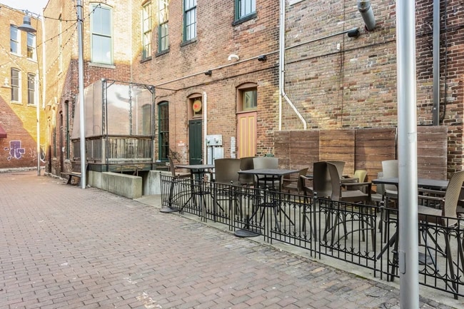 Building Photo - 611 N Park Ave