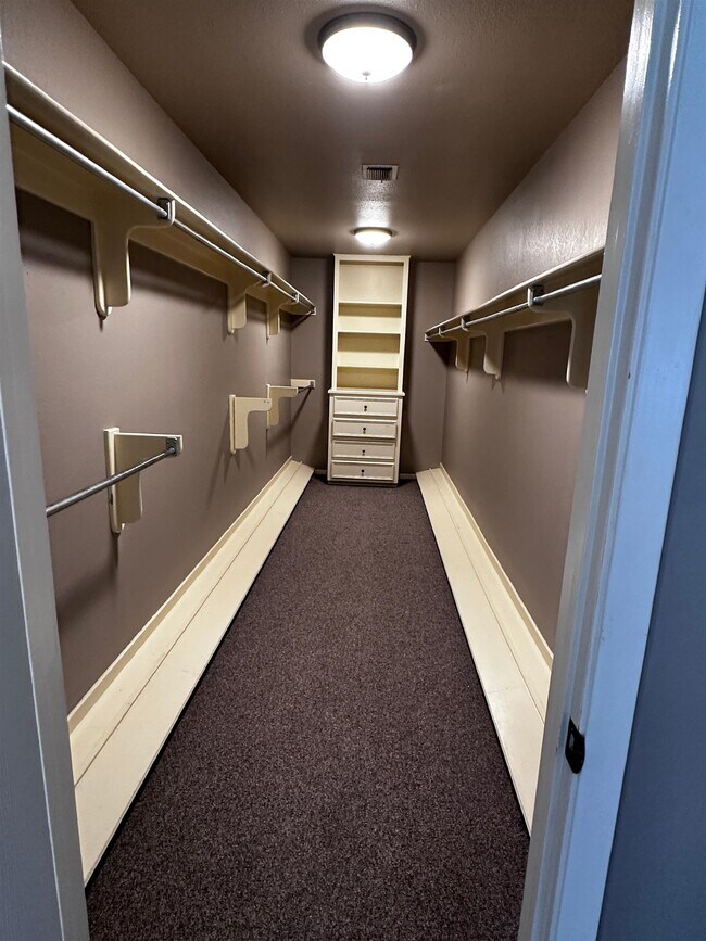 Building Photo - 300 Main St