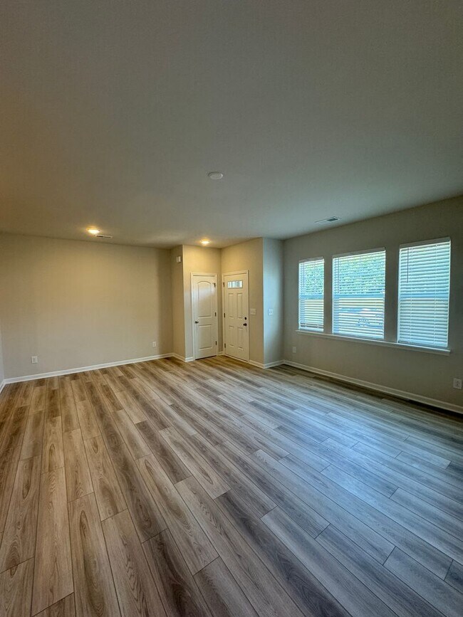 Building Photo - Beautiful, 3BR/2.5BA Townhouse in Gastonia